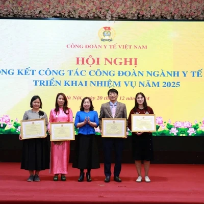 CÔNG ĐOÀN TRƯỜNG ĐẠI HỌC DƯỢC HÀ NỘI VÀ BA CÁ NHÂN ĐƯỢC TÔN VINH TẠI HỘI NGHỊ TỔNG KẾT CÔNG TÁC CÔNG ĐOÀN NGÀNH Y TẾ NĂM 2024, TRIỂN KHAI NHIỆM VỤ NĂM 2025.